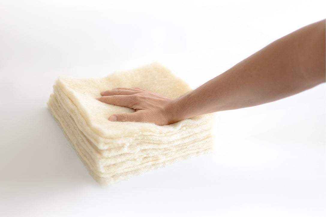 capas de lana para la fabricación artesanal de colchones, para Látex Natura en Barcelona, producto ecológico